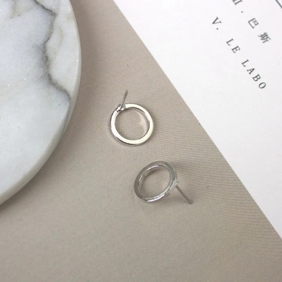 NEW!💙💎MINI MINIMALIST MODERN CIRCLES💎💙SILVERY! - Picture 4 of 6